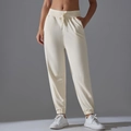 Detalle de la cintura alta con cordón en el pantalón deportivo de color crema - S / Albaricoque