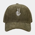 Gros plan sur la casquette en velours côtelé vert olive avec broderie main squelette - Réglable / Vert Militaire