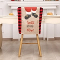 Weihnachtliche Stuhlhusse aus Leinen mit Weihnachtsmann-Motiv und Karomuster-Rand - Weihnachtsmann Stiefel Stil / Schwarz Rote Karo Stuhlhusse