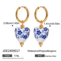 Orecchini a cuore in acciaio dorato con motivo floreale blu e dimensioni dettagliate - Pendente Cuore in Porcellana Blu e Bianca in Acciaio Inossidabile (JDE2409017)