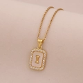 Gros plan du pendentif lettre I en or 18K avec nacre blanche et zircons brillants - Lettre I