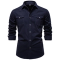 Dettaglio camicia di jeans uomo blu scuro con doppie tasche sul petto e tessuto in cotone - S / Blu Notte