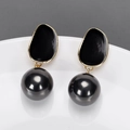 Moderne Goldohrringe mit schwarzen geometrischen Steckern und grauen Perlenanhängern - 16mm / Schwarz