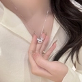 Gros plan d'un collier pendentif cheval à bascule en argent serti de zircons sur un mannequin - Argent