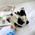 Flauschige Kunstfell-Beuteltasche mit Schwarz-Weiß-Kuhmuster für lässigen Winterstil - Weiß