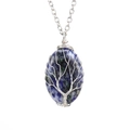 Nahaufnahme Lebensbaum Anhänger mit ovalem blauem Naturstein und feiner Drahtumwicklung - Silber + Lapislazuli