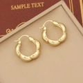 Detail von goldenen Hohlohrringen mit gedrehter Textur in einer Schmuckschatulle - Spiralig Gedrehter Stil(3#) / Gold