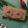 Boucles d'oreilles triangle dorées avec strass gris sur fond de Noël festif - Boucles d'Oreilles Triangle Dorées Avec Pavé de Strass