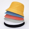 Gros plan de bobs en coton empilés en jaune, bleu, corail, gris, blanc et noir chic - Taille unique / 2 Pièces Aléatoires