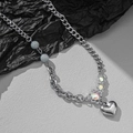 Collana patchwork color argento con pendente a cuore e perline blu su carta nera - Blu
