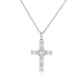 Dettaglio ravvicinato di una collana a croce d'argento con sei pietre di zircone ovali - Platino VD1134