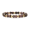 Detalle de pulsera con cuentas doradas y piedras naturales rosas con textura de bambú - Rodonita