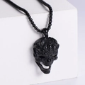 Collar de calavera negra gótica con grabados de dragón sobre un fondo blanco minimalista - Solo Colgante (Sin Cadena) / Negro