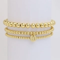 Set di tre braccialetti con perline dorate e ciondolo rotondo con lettera H - Lettera H
