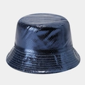 Detail eines hellblauen Metallic-Anglerhuts mit einer feinen Laser-Gitterstruktur - M (56-58cm) / Marineblau