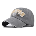 Dettaglio del cappello vintage in cotone lavato grigio con ricamo Boston giallo - Regolabile / Grigio