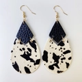 Détail de boucles d'oreilles en cuir motif vache avec crochets dorés et forme goutte - Style d'Épissage Larme Rhombe Vache Noir (3)