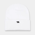 Dettaglio del berretto in maglia bianca con ricamo di orso nero di qualità sul risvolto - Bianco