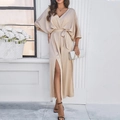 Elegante beige jumpsuit met V-hals, strikceintuur en een hoge split aan de zijkant - S / Champagne