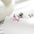 Roze kristallen klavertje vier oorknopje met zilveren afwerking in professionele macro weergave - Lichtroze (A1085-2)