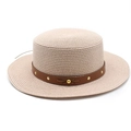 Détail du chapeau de paille beige avec ruban en cuir et rivets dorés décoratifs - M (56-58cm) / Rose