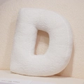 Dekoratives Plüschkissen in Buchstaben-D-Form aus weichem weißem Sherpa-Stoff - Buchstabe D