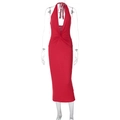Détail de robe midi rouge à décolleté plongeant avec nœud à la taille et tissu drapé - S / Rouge