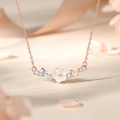 Elegante Halskette aus S925 Silber in Roségold mit weißer Blume und Schmetterling - Roségold