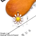 Detail van 1,6x1,3cm emaille madeliefje bedeltje voor doe-het-zelf sieraden maken - Madeliefje Hanger (met ring) / Witte Blaadjes Geel Hart