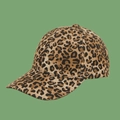 Detailansicht des Leopardenmusters und des Twill-Gewebes auf der modischen Baseballkappe - Verstellbar / Kaffee Leopard