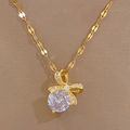 Dettaglio della collana a fiocco dorato con grande cristallo rotondo e micro-intarsi - Collana (J321) / Oro