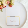 Biglietto di compleanno bianco con bordo dorato e messaggio Happy Birthday - Buon compleanno