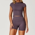 Completo yoga prugna due pezzi con crop top a maniche corte e pantaloncini da ciclista - Taglia S / Top E Pantaloni / Maniche Corte + Pantaloncini / Viola Melanzana
