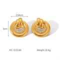 Detailopname van gouden oorringen met fonkelende diamanten en afmetingen - Strass Cirkelvormige Ring Stijl (HC-E10146)