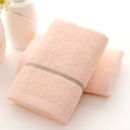 Serviette de visage en coton rose doux avec rayures bleues et jaunes empilée - Rose Simple