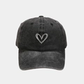 Détail de la broderie cœur blanche sur une casquette de baseball en jean noir délavé - Noir