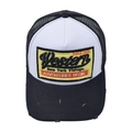 Detail der Vintage Western Trucker Cap mit besticktem Patch und Distressed-Schirm - Schwarz-Weiß Patch-Stil / Schwarz