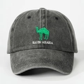 Berretto in denim lavato grigio scuro con ricamo a cammello dell'Arabia Saudita - Regolabile / Nero