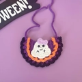 Detail van handgebreide Halloween-halsband voor huisdieren met spookje en paars lint - Geest Slabbetje