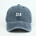 Dettaglio del ricamo CIA su cappellino da baseball grigio scuro lavato con sei pannelli - Regolabile / Blu navy