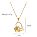 Detail eines goldenen Herzanhängers mit Kristallrose und den Maßen 2,9 cm x 2 cm - Gold Herz Rose (C109)
