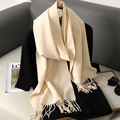 Dettaglio della sciarpa beige effetto cashmere con frange e accessori alla moda - Beige chiaro
