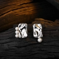 Vista de detalle de pendientes cuadrados de plata texturizada con perlas blancas - Oro Blanco