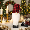 Weinflaschenhülle Weihnachten mit rot-schwarzer Karo-Mütze und weißem Zwergenbart - Rot-schwarz kariert