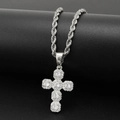 Dettaglio del ciondolo a croce argento con zirconi su una collana classica a fune ritorta - Argento