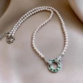 Collana di perle retrò con ciondolo a doppia testa di serpente e cristalli verdi - Collana di Perle Bianche con Ciondolo ad Anello a Doppia Testa di Serpente Argentata (Stile 42)