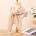 Détail montrant la texture plissée beige de l'écharpe légère nouée sur un mannequin - Foulard Carré Plissé / 80-100cm / Beige