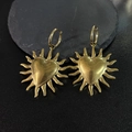 Orecchini a cuore con sole in titanio placcato oro 18K per donna su sfondo di pietra - Oro Cuore