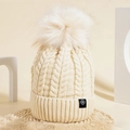 Gorro de punto unisex crema con pompón y parche de copo de nieve sobre estera - Beige