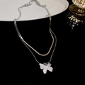 Dettaglio di una collana argentata a strati con pendente a farfalla e catena a serpente - Stile Farfalla a Catena a Lisca di Pesce / Argento-Rosa